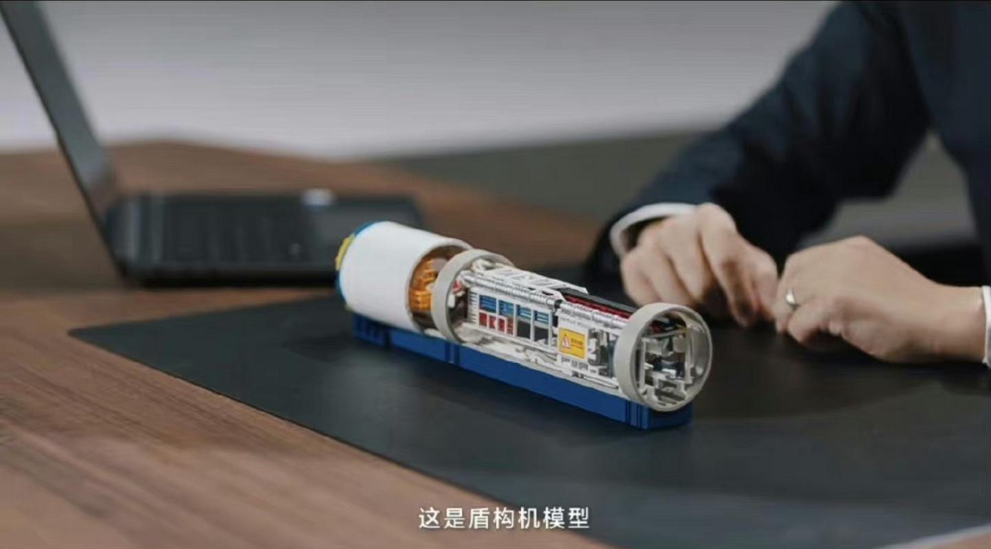 我觉得挺对的,华为和荣耀做轻量化折叠屏,是奔着新材料新技术;而不是